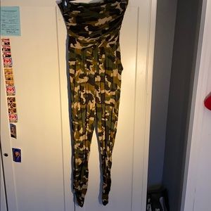 camouflage jumpsuit, strapless, pockets.
